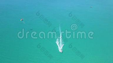 无人机可以看到飞越蓝色海洋的寄生虫. 寄生鸟瞰图。 夏季活动和极限娱乐